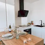 아파트 Cozy, Well Located And Balcony Sheltered From Wind