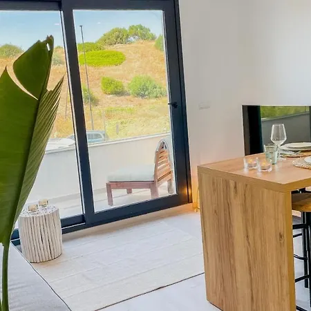 Cozy, Well Located And Balcony Sheltered From Wind 아파트 *
