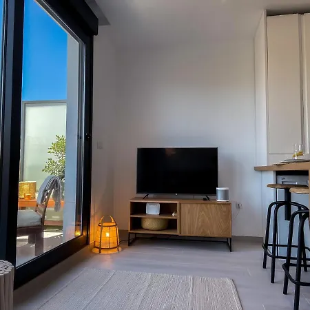 Cozy, Well Located And Balcony Sheltered From Wind 아파트 *